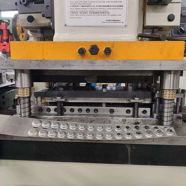 Автоматическая машина для пробивки люверсов с податчиком | Высокоскоростная, точная пробивка отверстий со встроенным податчиком - Besco Machine Tool Equipment