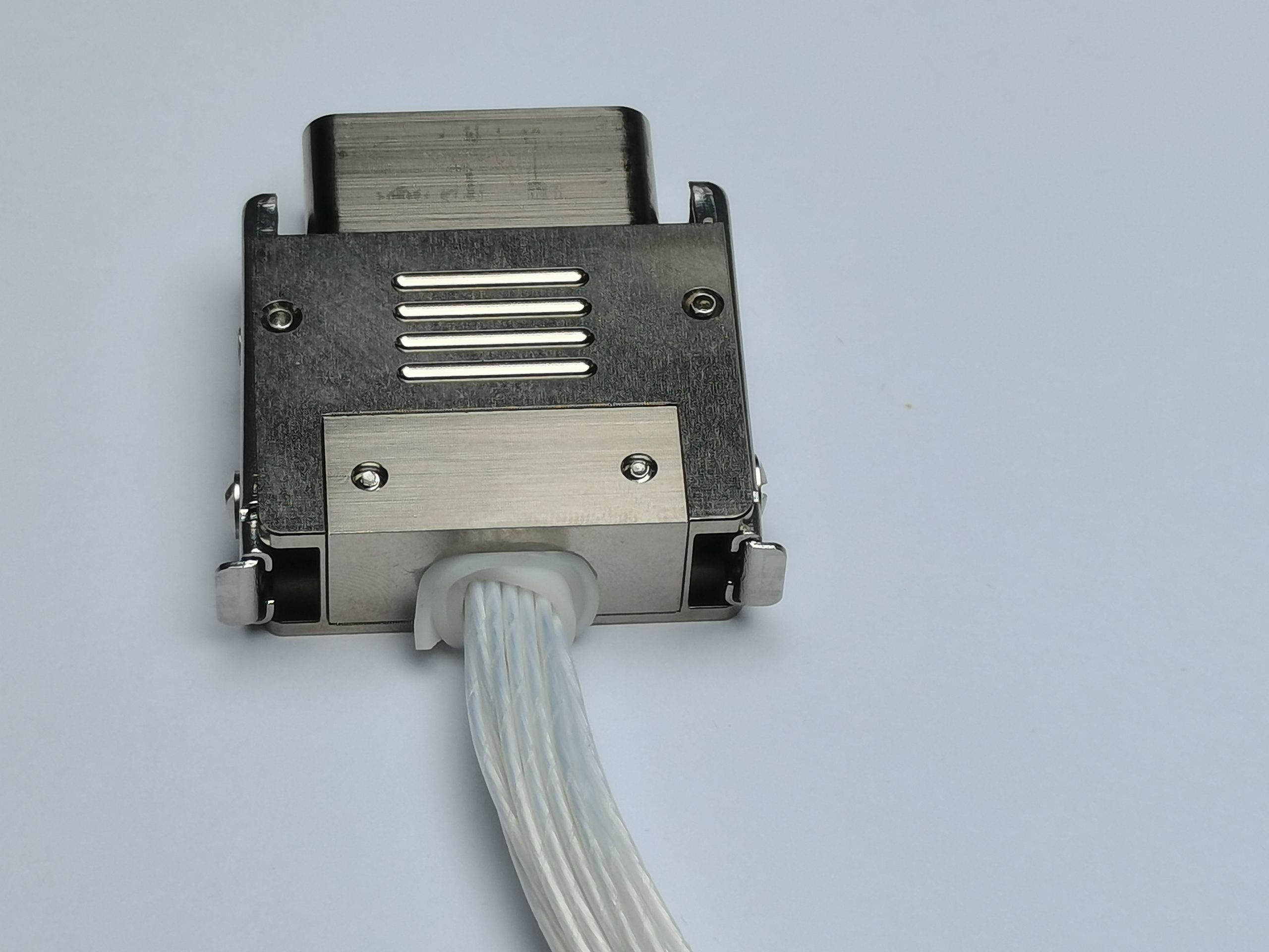 Миниатюрный прямоугольный электрический разъем серии J24H