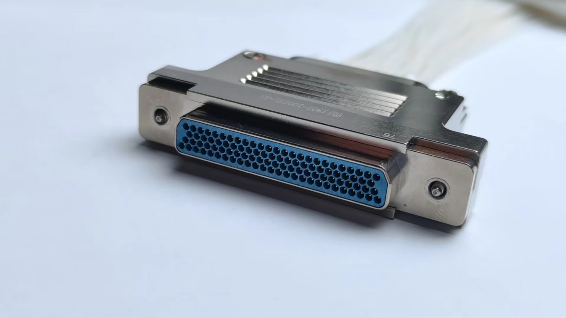 Серия J30J микроматричных электрических соединителей со стержнями из сплетенной проволоки（Продукт с герметичным уплотнением методом стекловарения/Модифицированный продукт серии из нержавеющей стали）