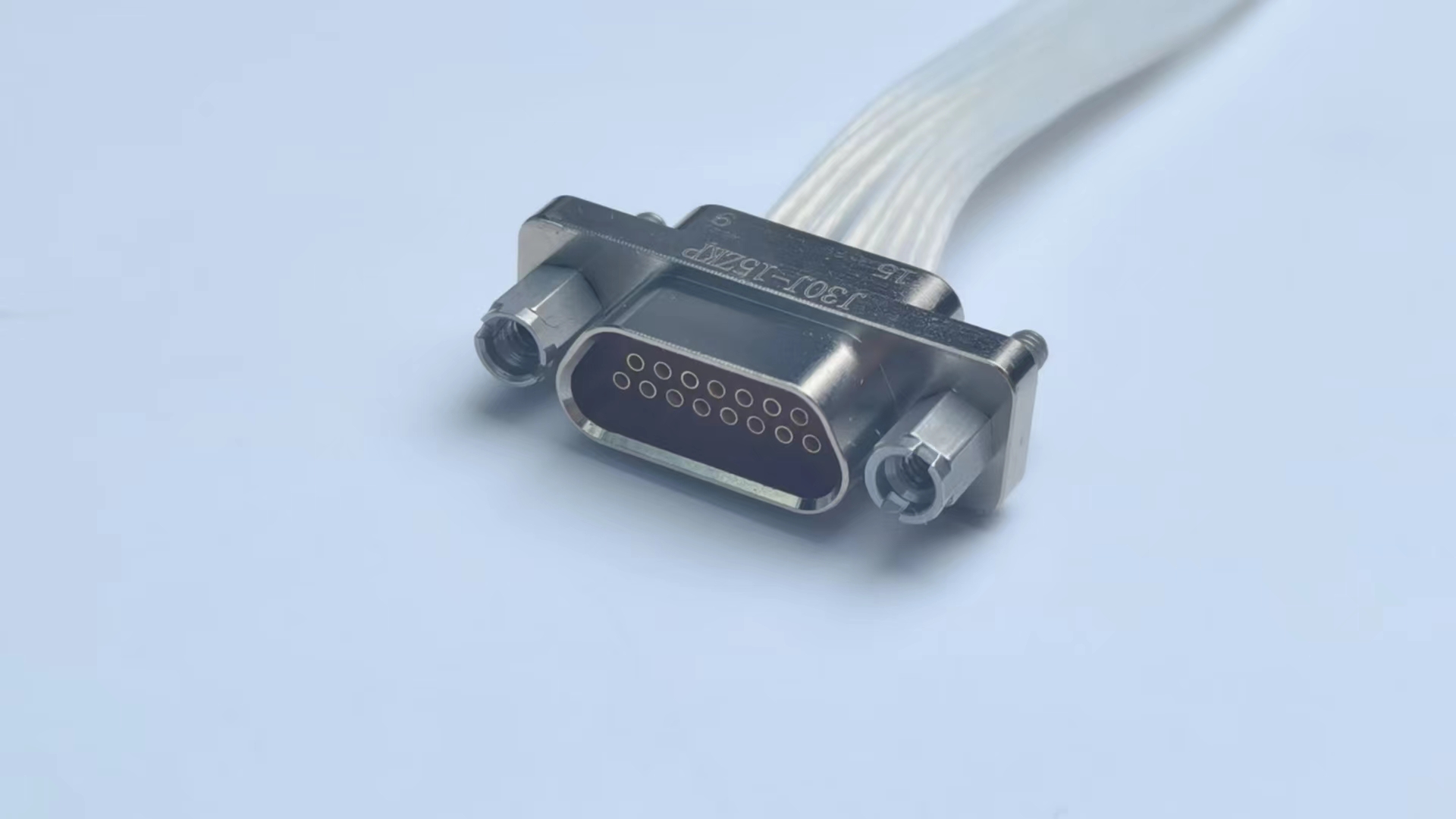 Серия J30J микроматричных электрических соединителей со стержнями из сплетенной проволоки（Продукт базового типа с клепанным соединением/Модифицированный продукт с клепанным соединением）