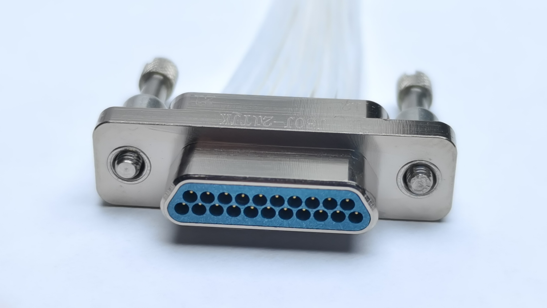 Серия J30J микроматричных электрических соединителей со стержнями из сплетенной проволоки（Продукт базового типа с клепанным соединением/Модифицированный продукт с клепанным соединением）