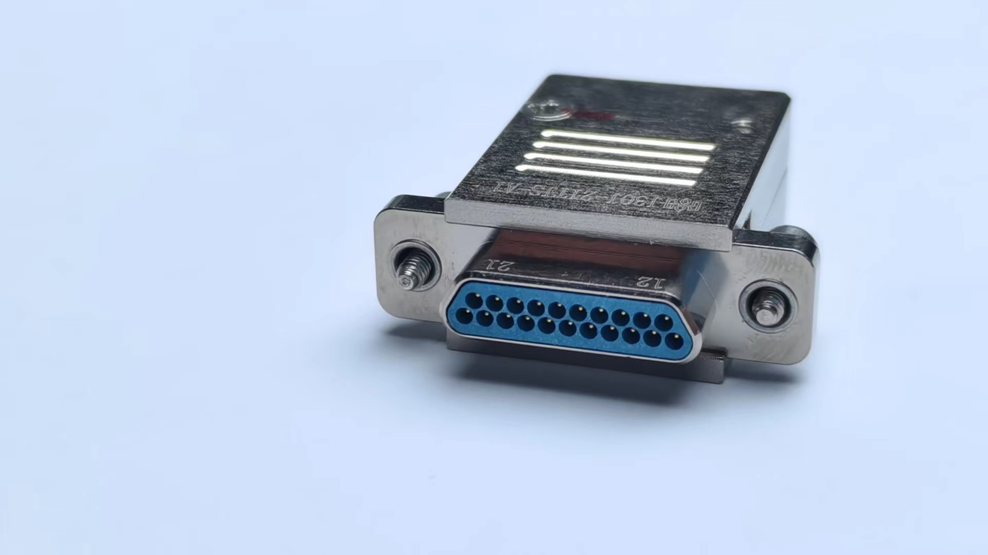 Серия J30J микроматричных электрических соединителей со стержнями из сплетенной проволоки（Продукт базового типа с клепанным соединением/Модифицированный продукт с клепанным соединением）