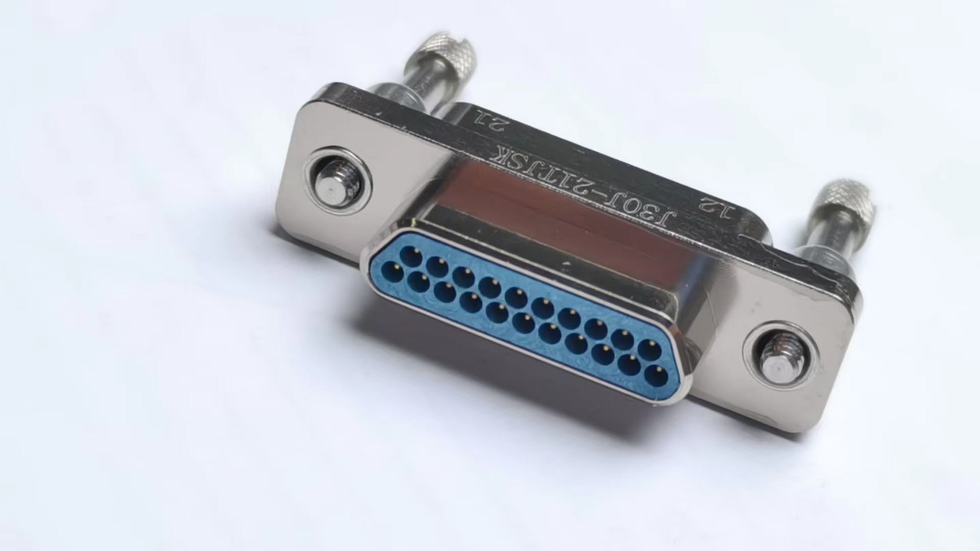 Серия J30J микроматричных электрических соединителей со стержнями из сплетенной проволоки（Продукт базового типа с клепанным соединением/Модифицированный продукт с клепанным соединением）