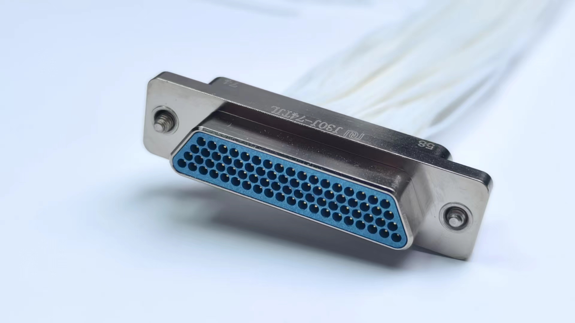 Электроконнекторы серии J30J с комбинированным подключением малого и большого тока（Изогнутая печатная плата/J30J-A3 Зажим для кабеля）