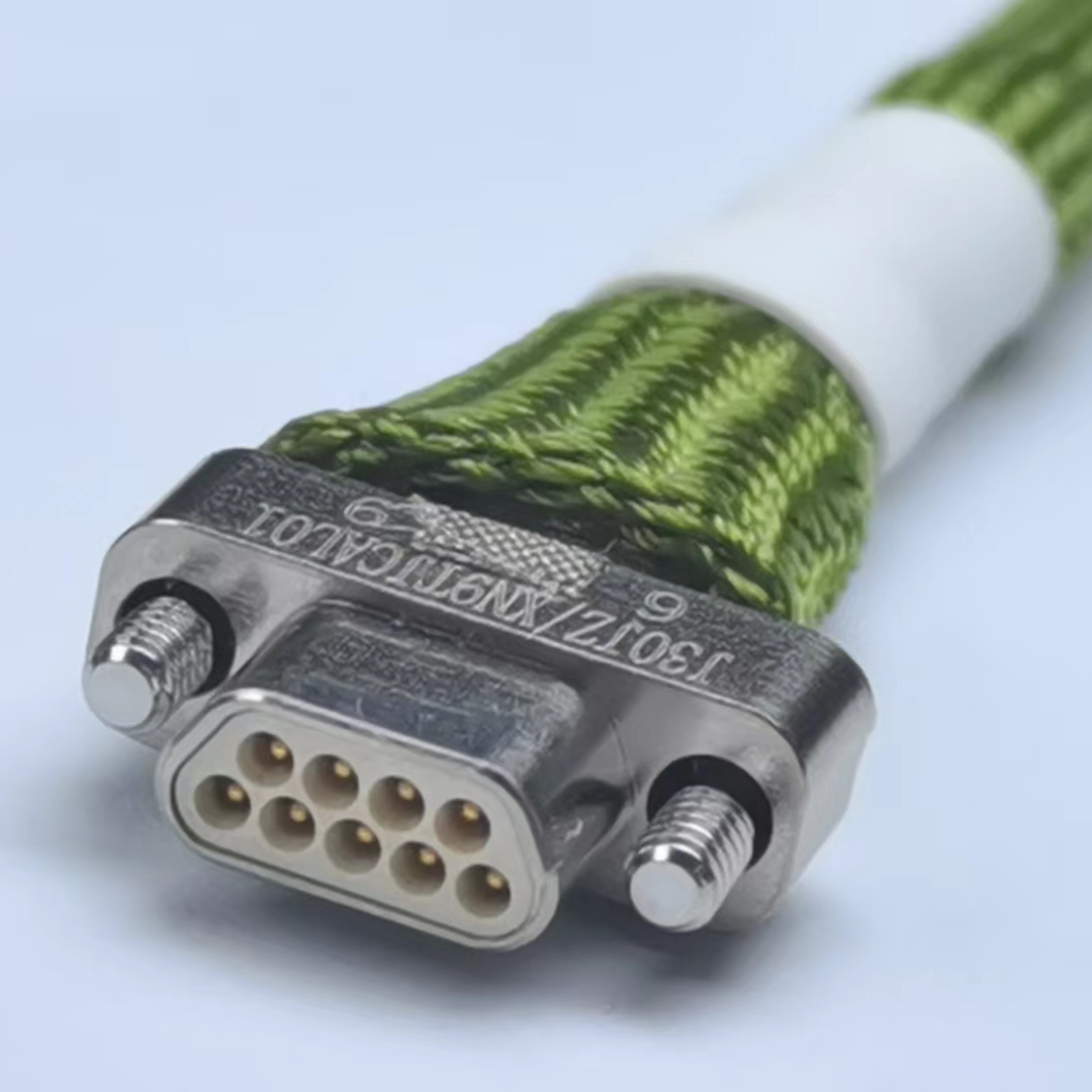 Миниатюрная прямоугольная розетка модели J30JZ имеет блокировку