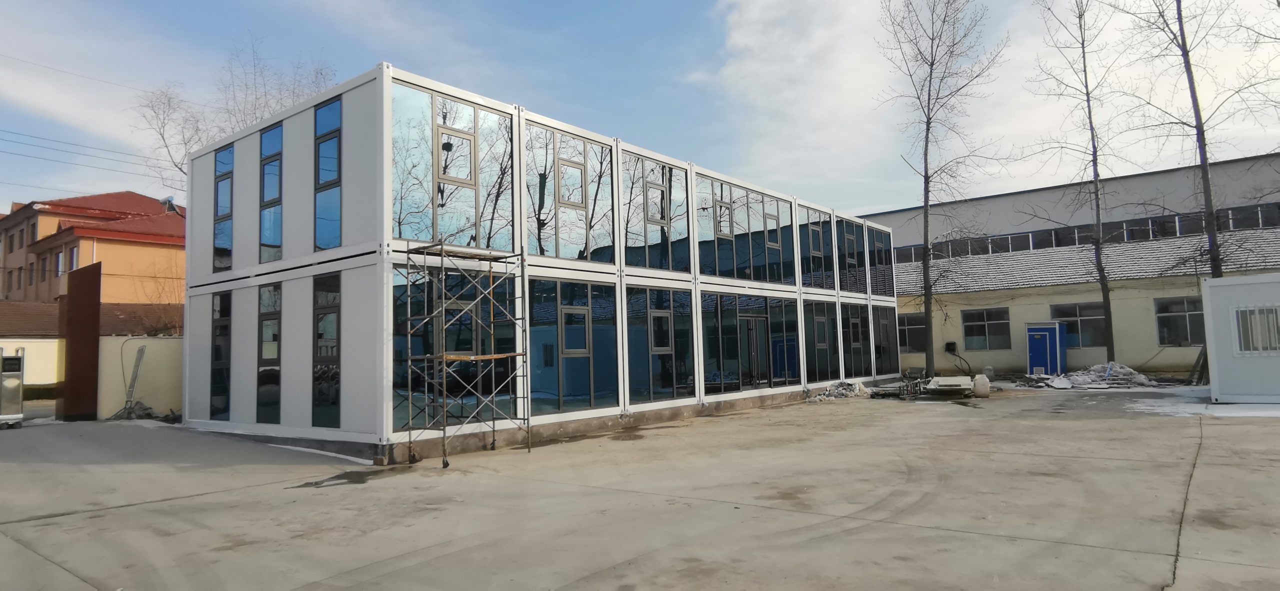 Модульное офисное здание: быстроразвертываемые пространственные решения на территории предприятия