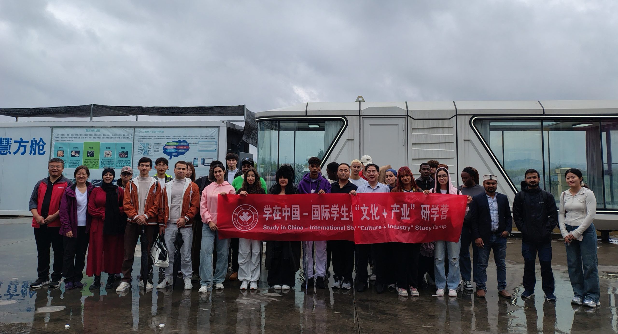 Китайские и иностранные обмены в целях развития, совместный прогресс в создании будущего – горячо приветствуем иностранных студентов, приезжающих в наш отдел для изучения и посещения