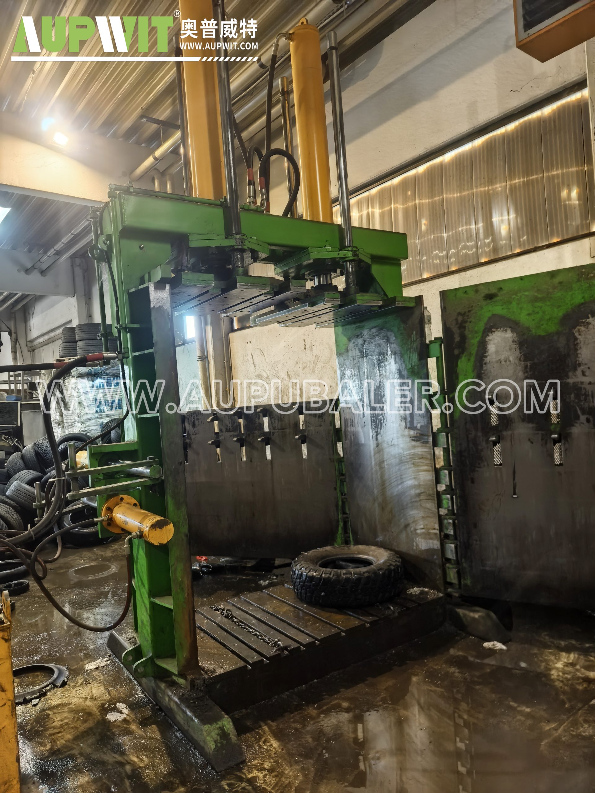 Пресс-подборщик изношенных покрышек: мощный инструмент для превращения «черных отходов» в эффективные ресурсы.