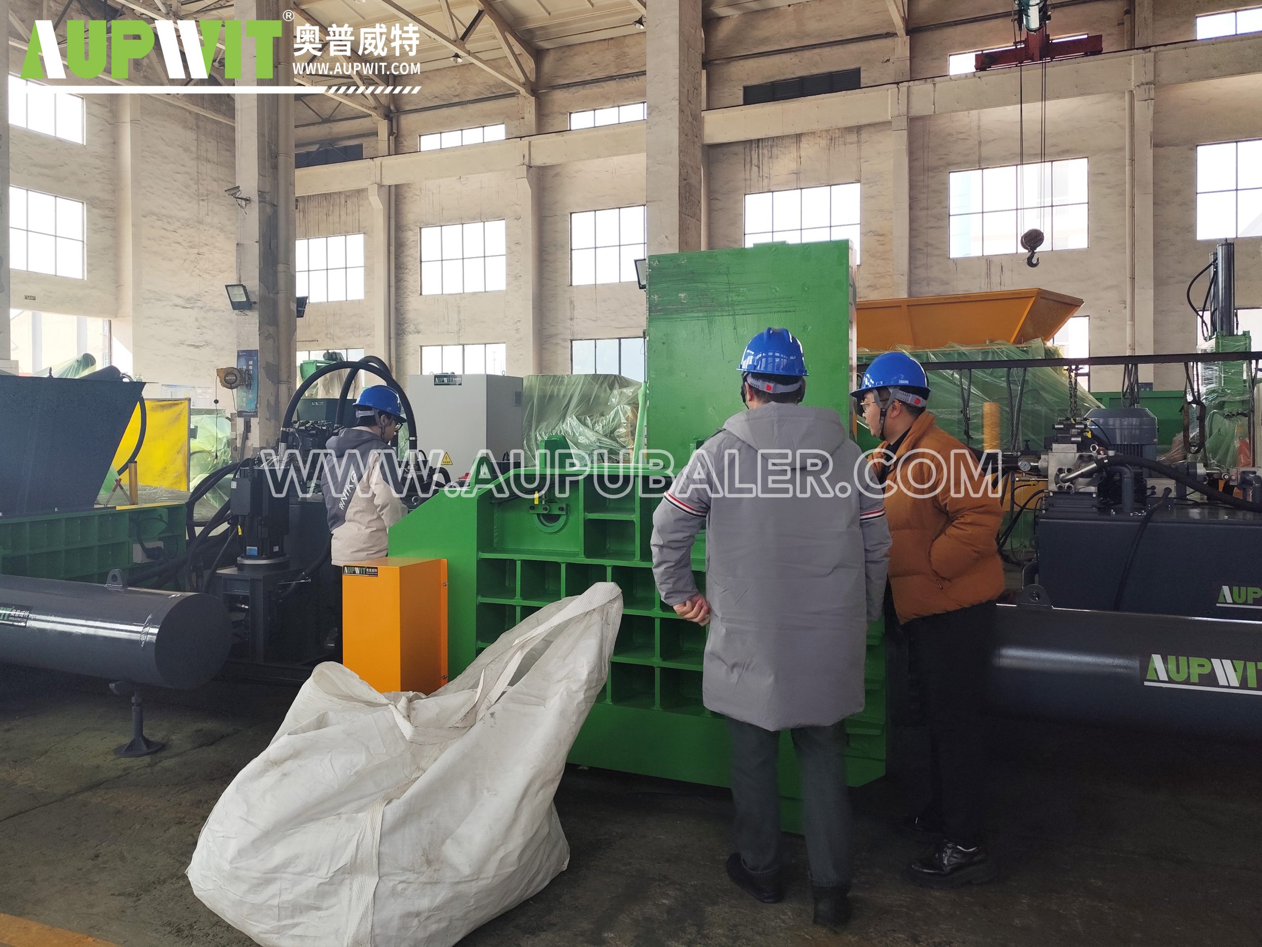 Клиенты посещают завод：Пакетировочные прессы для металла  Машина для брикетирования металла