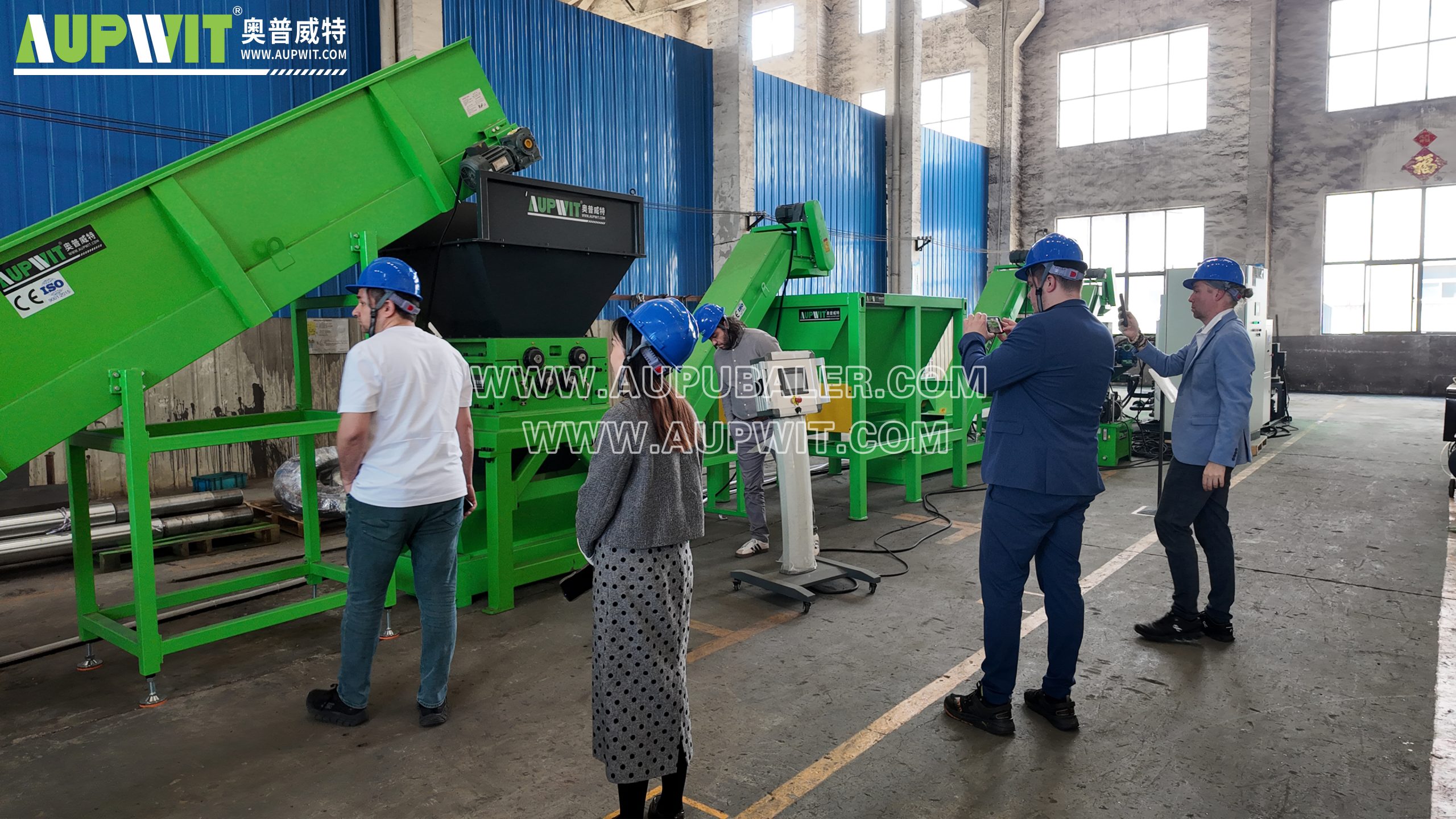 Визит клиентов из Турции и Чехии: осмотр линии брикетирования металла и достижение договорённостей о сотрудничестве