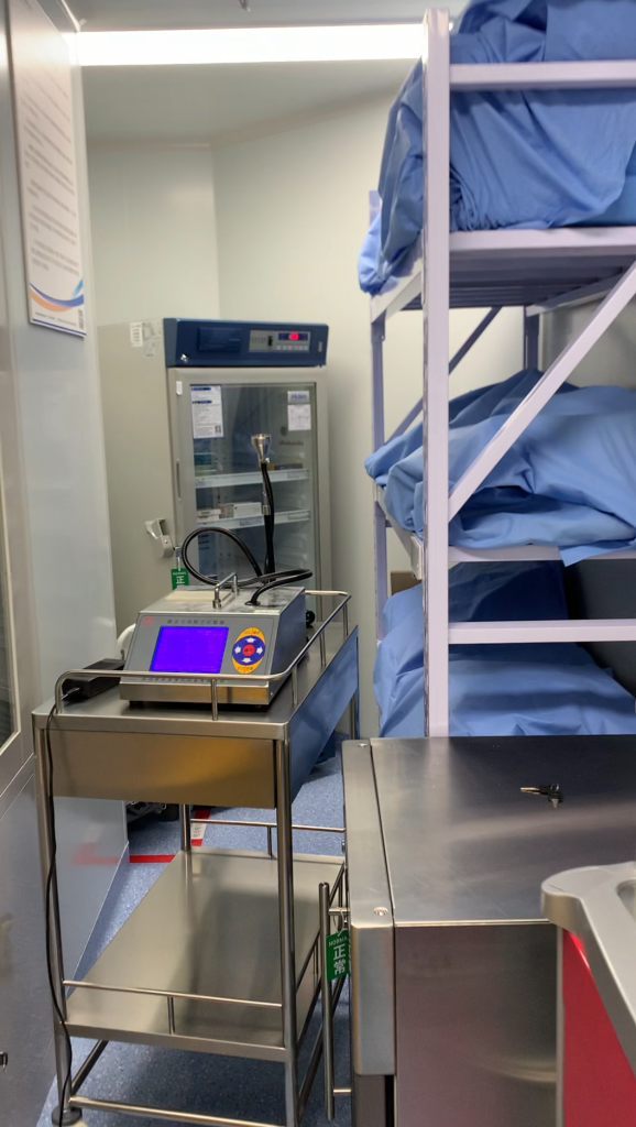 Приемка смонтированных HEPA-фильтров H14 с контролем пылевых частиц в больничных чистых помещениях.