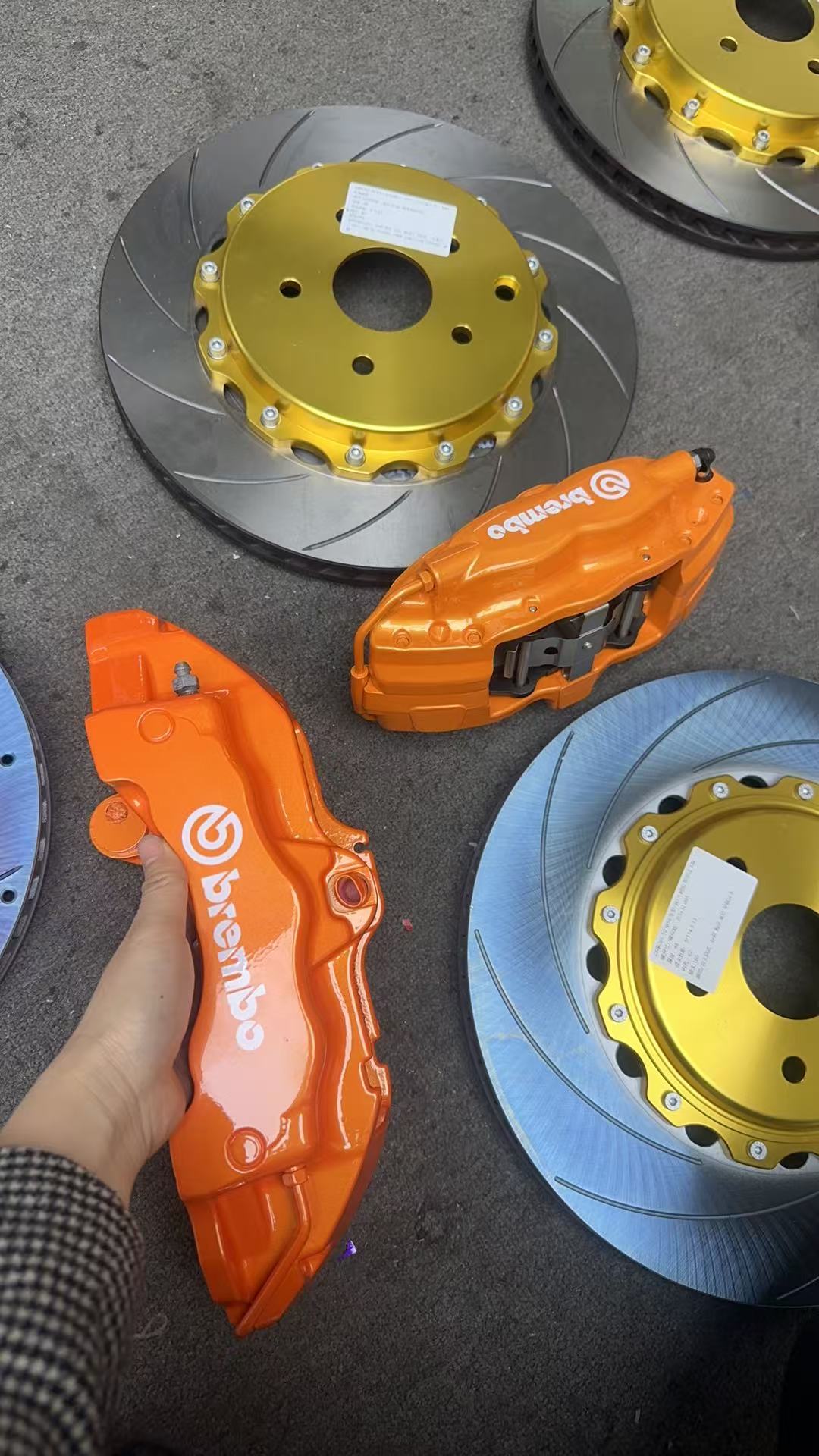 Действительно ли шесть поршневых зажимов лучше, чем четыре?