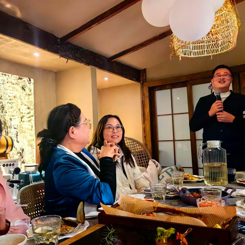 Вернувшись из Индонезии, друзья предаются воспоминаниям; радостное воссоединение в Чэнду – тематический ужин «Воссоединение после Индонезии» успешно завершился.