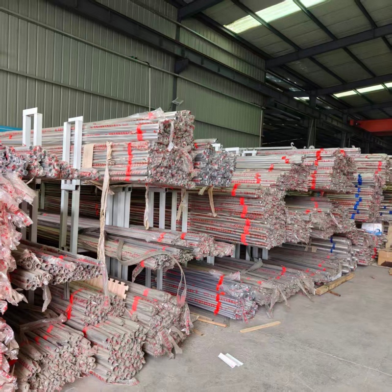 Трубы из нержавеющей стали 201/304/316L, изготовленные по индивидуальному заказу, коррозионно-стойкие и подходят для использования в кухнях, экологических проектах, отделке помещений и инженерных проектах. Прямые продажи с завода более десяти лет – надёжность гарантирована! Добро пожаловать!