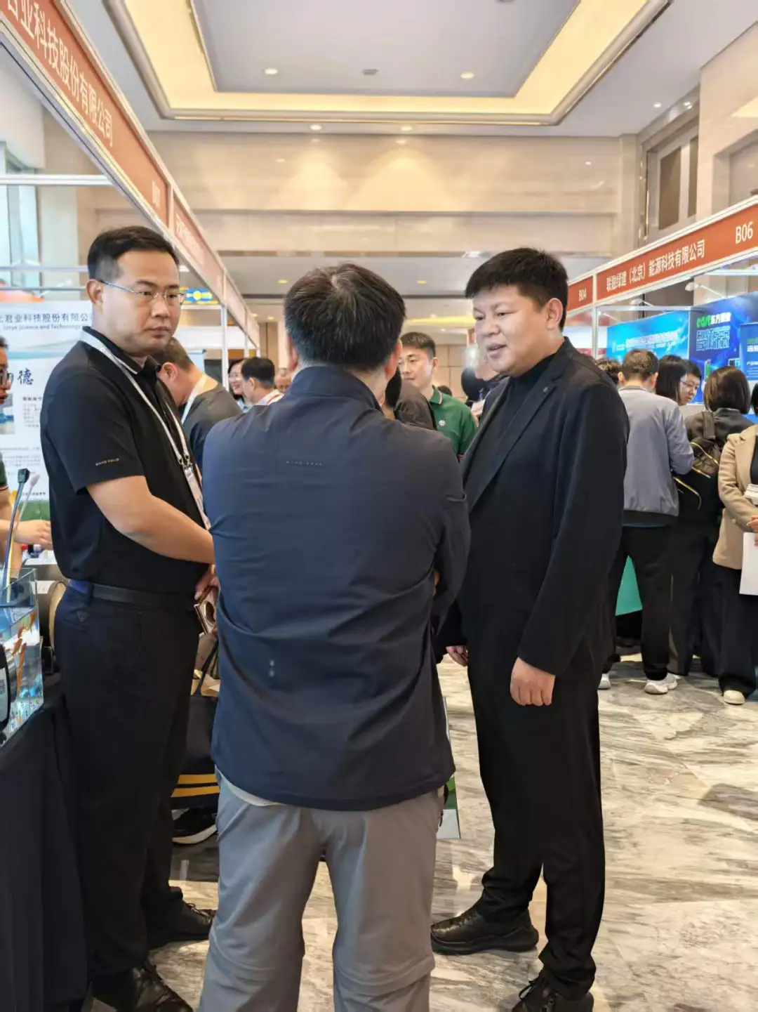 Пань Цунье (справа), председатель правления компании Hebei Junye Technology Co., Ltd., и Ли Дэхэн, заместитель генерального директора и директор по НИОКР, ведут дискуссию с отраслевыми экспертами.