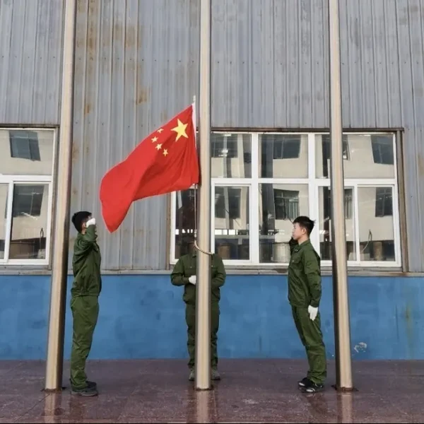 Поднимите флаг и подавайте пример! Хэбэй Цзюнье провел церемонию поднятия национального флага и церемонии награждения отдельных лиц.