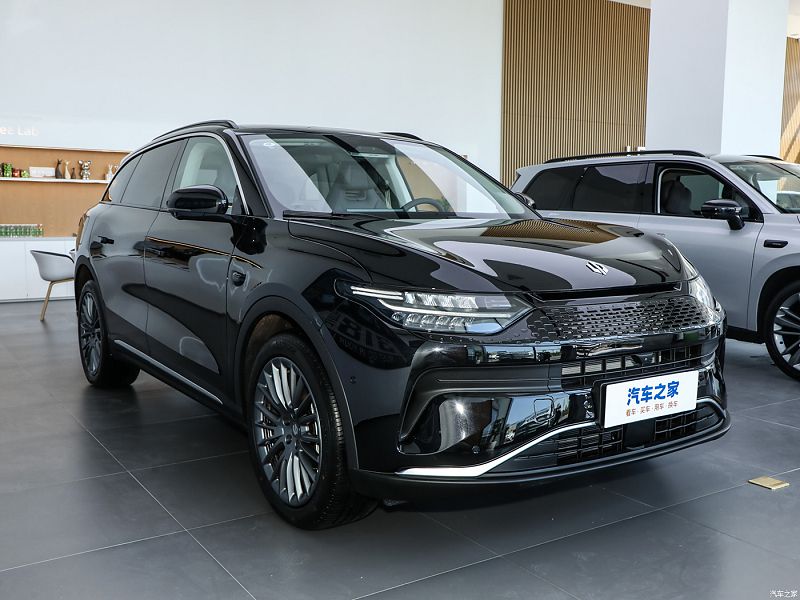Модельный ряд 2024 года -Расширенный среднеразмерный внедорожник 300 Intelligent Driving Edition: Большой запас хода на чистом электричестве в сочетании с усовершенствованным интеллектуальным управлением для семейных поездок