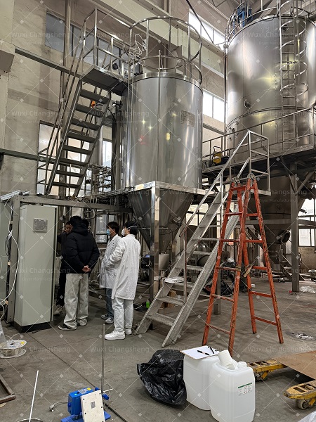 Испытания материала заказчиком на закрытой циркуляционной распылительной сушилке компании Wuxi Changsheng Drying Equipment Manufacturing Co., Ltd. успешно продолжаются