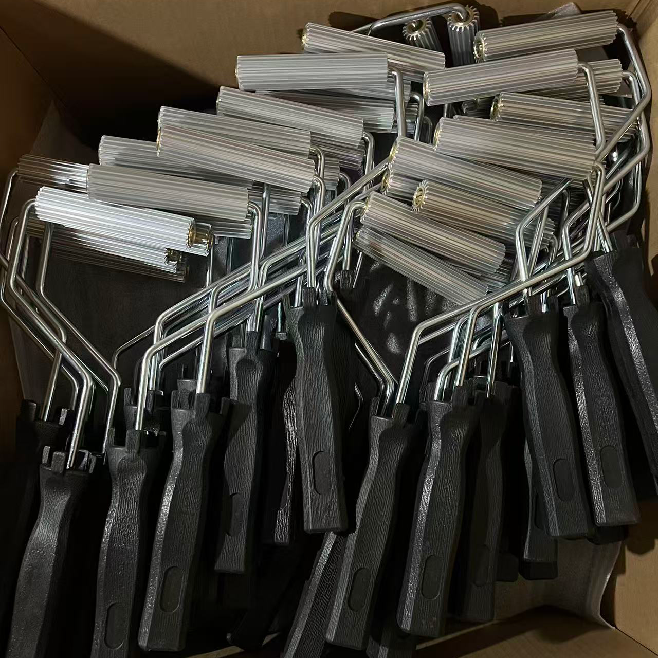 Ролики из стеклопластика и алюминиевого сплава размером 21 мм × 100 мм отгружены в Россию, полностью удовлетворяя потребности промышленности Восточной Европы.