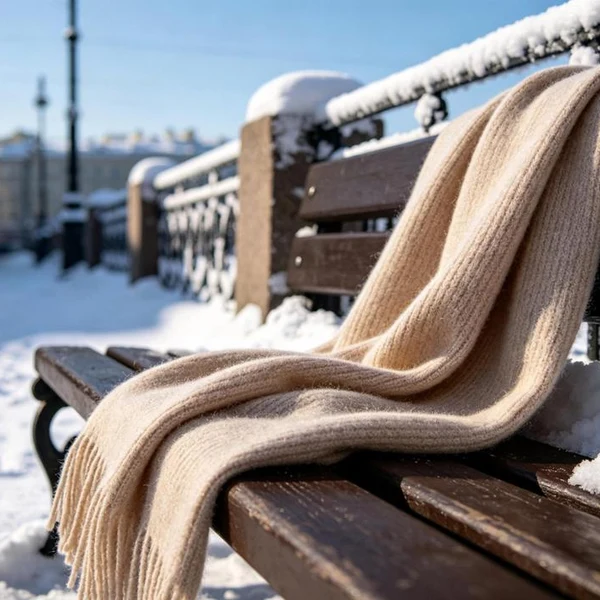 В условиях долгой холодной зимы кашемировый шарф Yabon Textile защищает тепло россиян во время путешествий на свежем воздухе.
