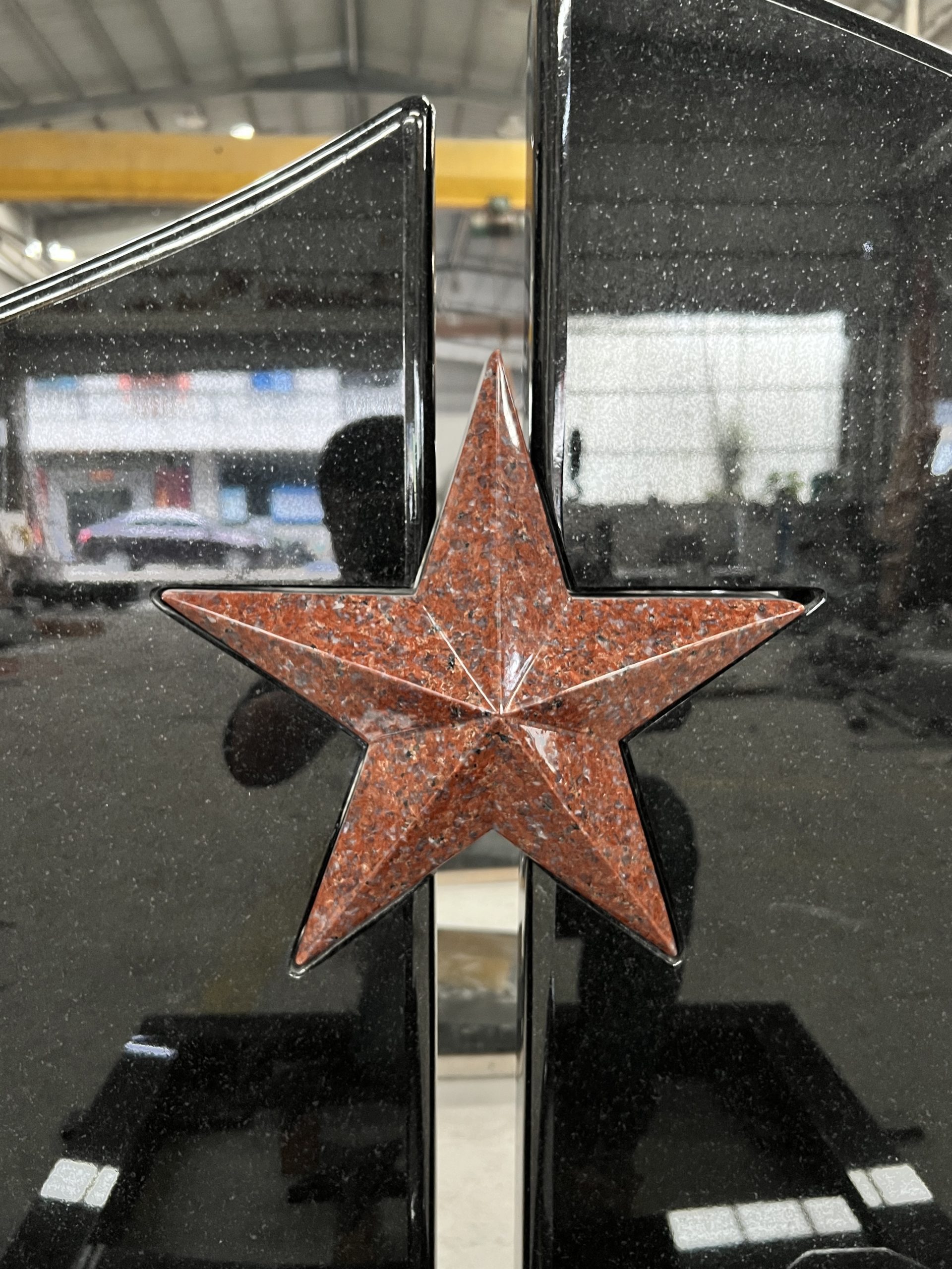 Памятник в абсолютно черном цвете с вырезанной звездой