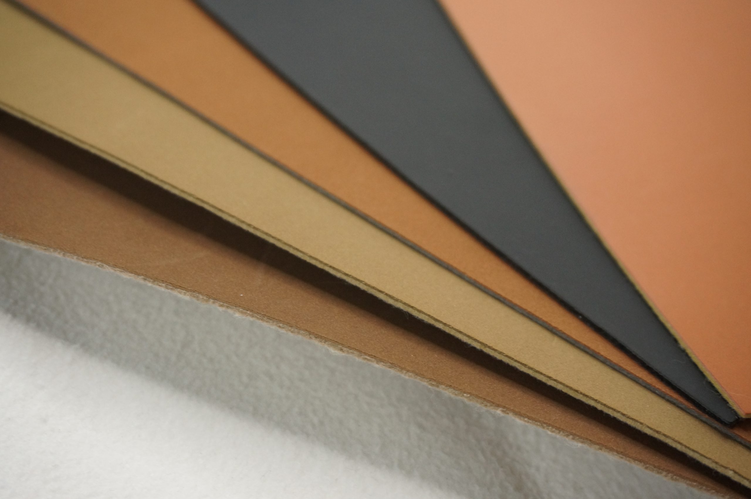 Термопрессованный тёмный лакированный кожаный знак