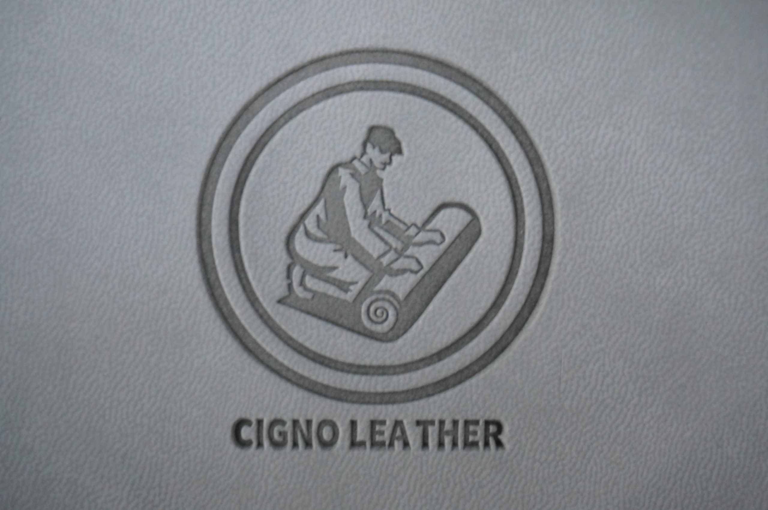 Термопрессованный тёмный лакированный кожаный знак