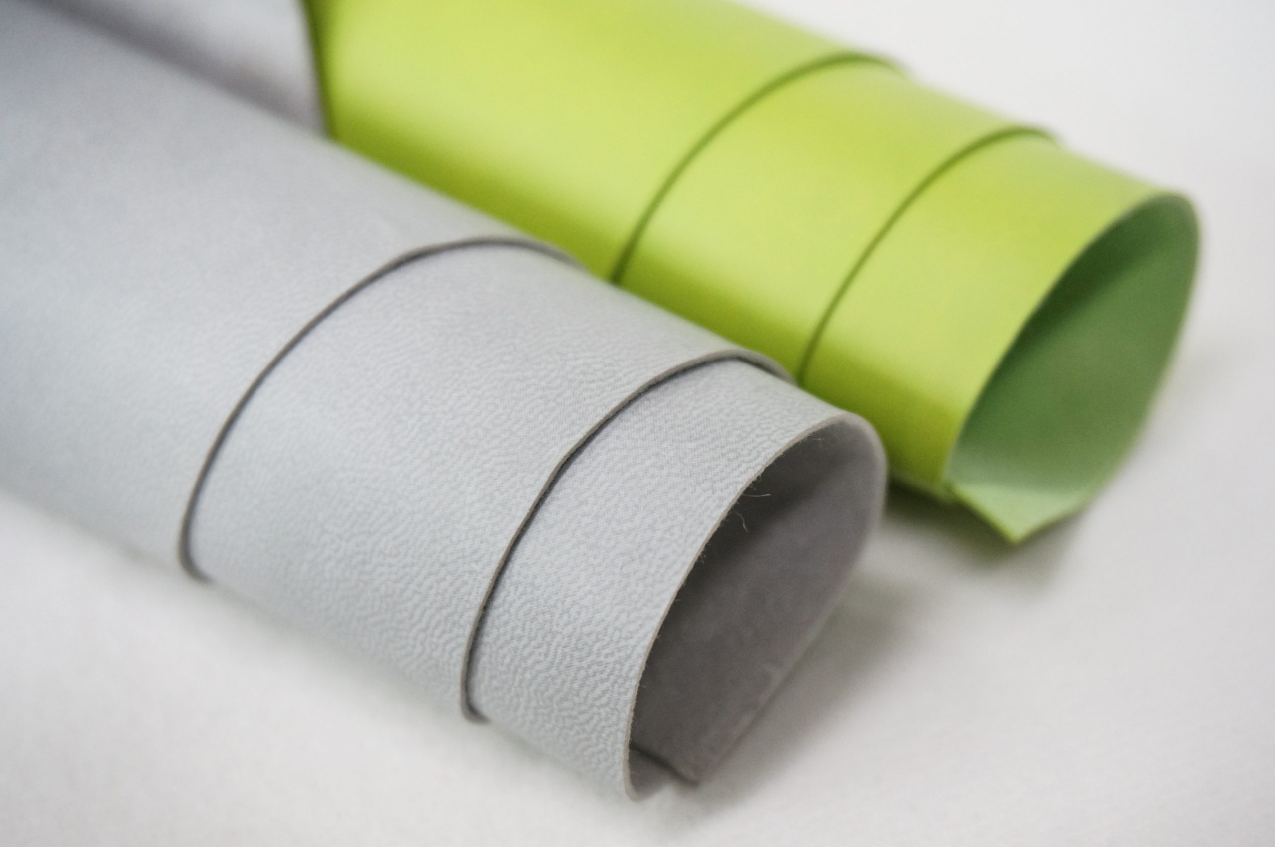 Термопрессованный тёмный лакированный кожаный знак