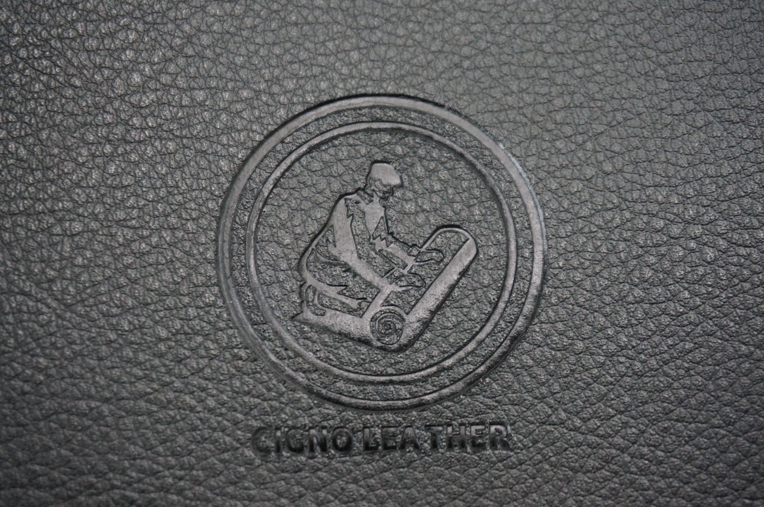 Термопрессованный тёмный лакированный кожаный знак