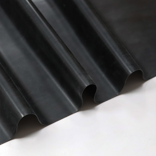 Латексная кожа 0,25 — 1,2 мм толщиной и может быть упакована в одежду для обуви