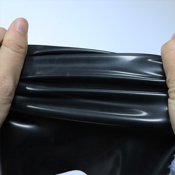 Латексная кожа 0,25 — 1,2 мм толщиной и может быть упакована в одежду для обуви