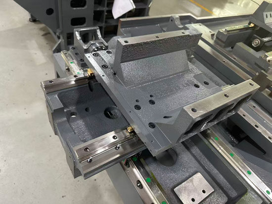 Токарный станок с ЧПУ и линейными направляющими