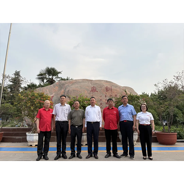 Председатель правления группы «Юньнань Тайбяо» Чжан Юнлинь и его делегация нанесли визит для инспекции