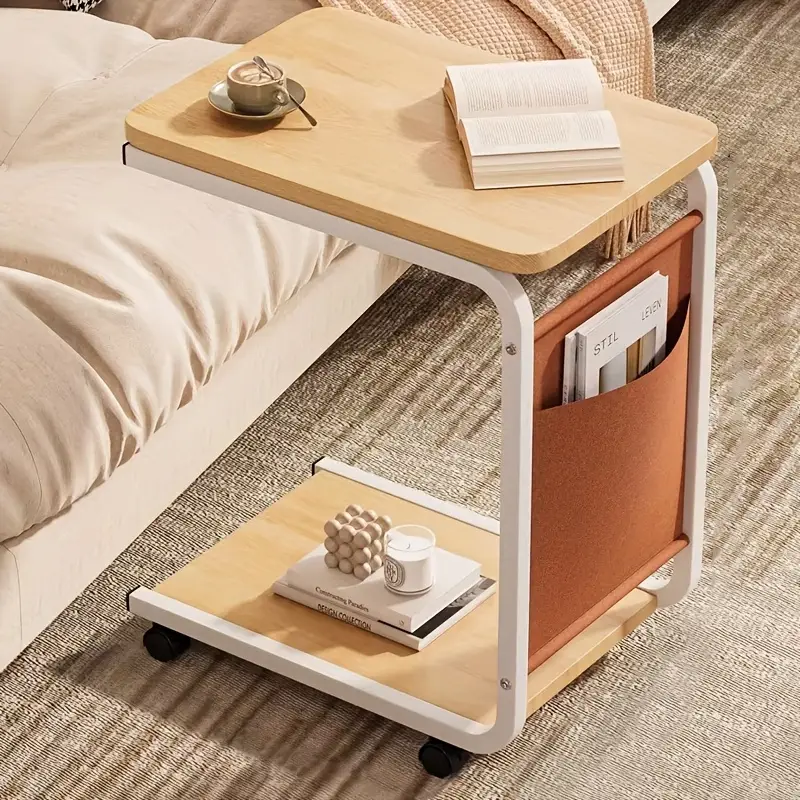 Передвижной диван рядом с несколькими домашними гостиными, маленькими чайными столиками, спальнями, мини – посадочными роликами, тумбочками, стеллажами.