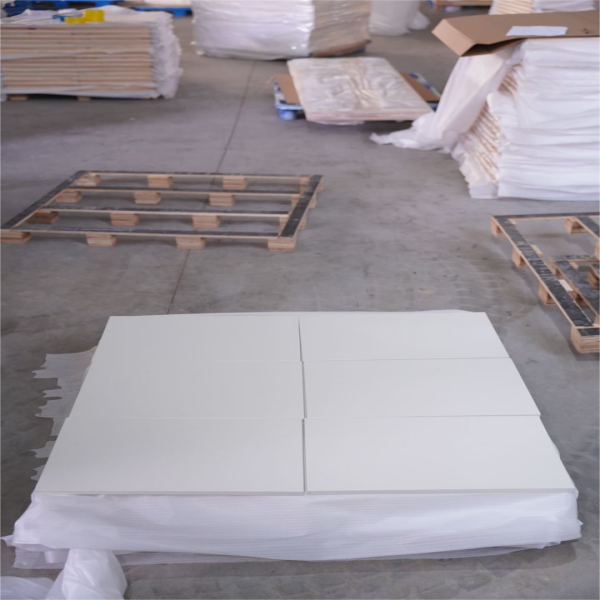 Оптовая сосновая края-клеиваемая панель с водной белой краской E0/E1 класса настраиваемый размер для мебели