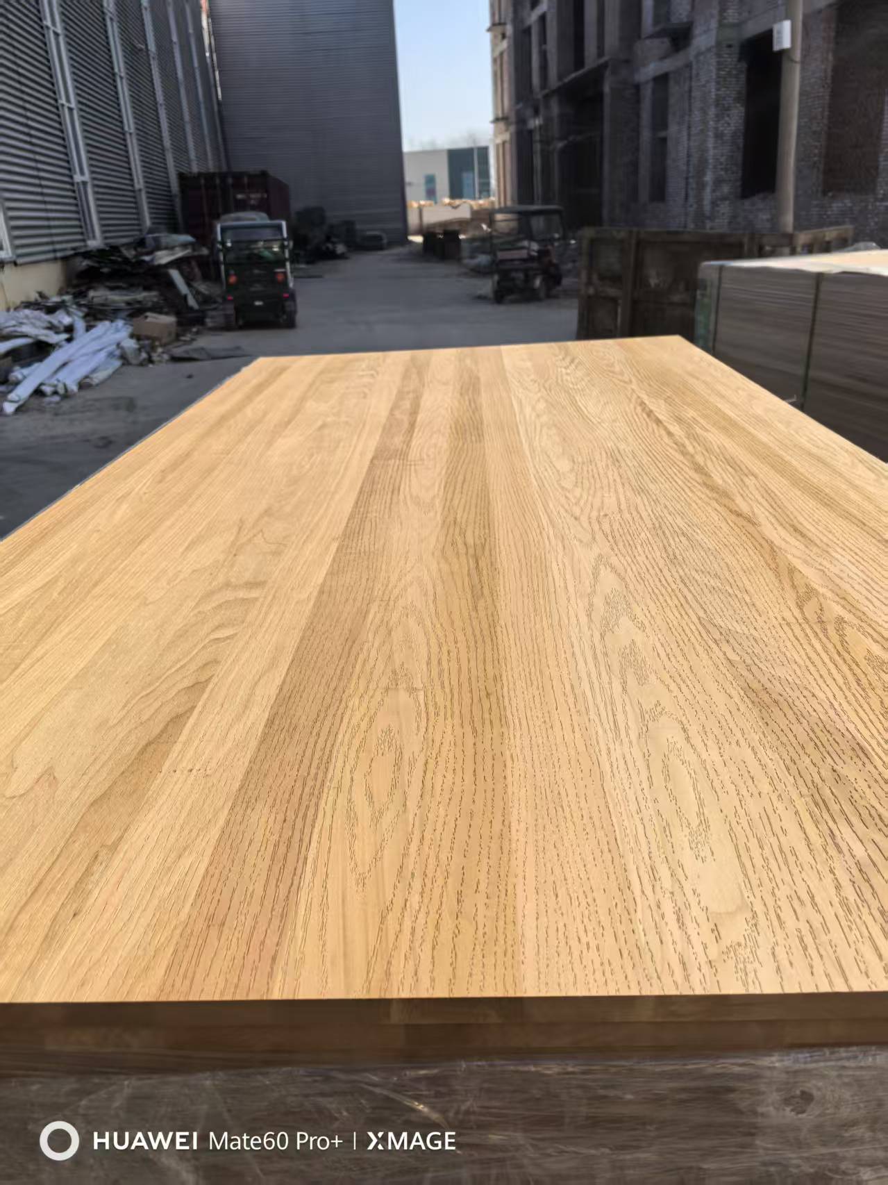 основа из тополя в сочетании с тиснением, износостойкая и устойчивая к царапинам поверхность, легко режется, шлифуется и окрашивается