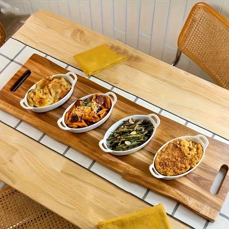 Деревянная наковальня, вечеринка, большой объем закусок, поднос с рукояткой, фруктовые тарелки, хлеб, ветчина, тарелки.