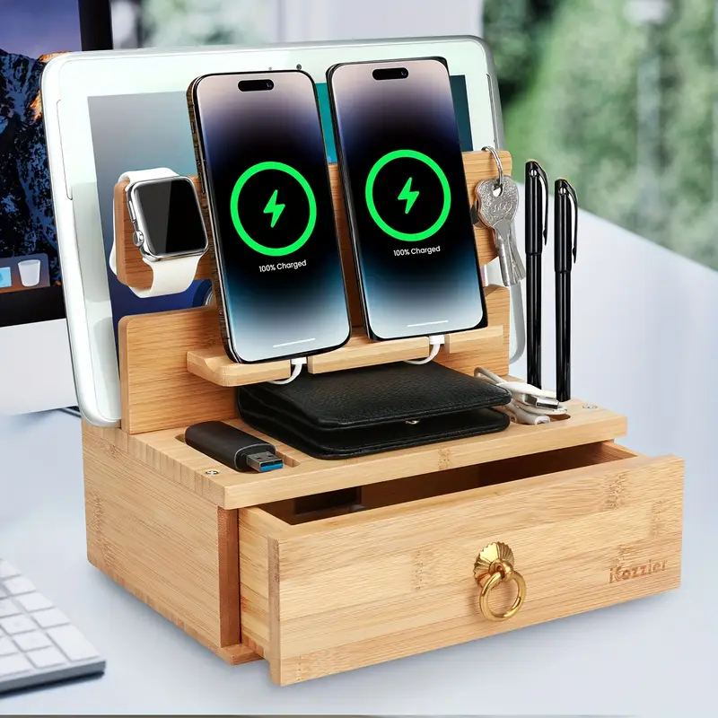 Деревянный рабочий стол, держатель для ножей, мобильный телефон, часы, которые показывают заряжаемый бардачок