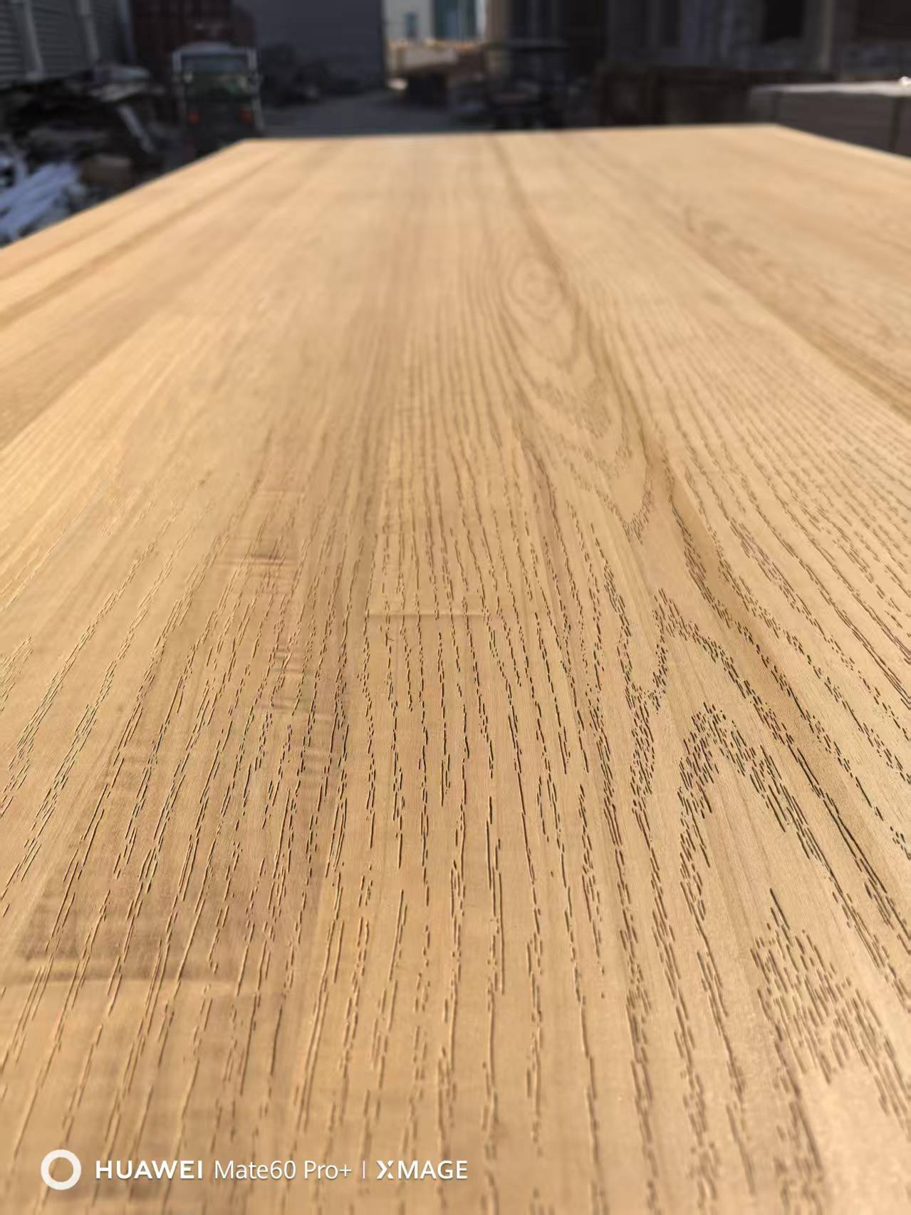 основа из тополя в сочетании с тиснением, износостойкая и устойчивая к царапинам поверхность, легко режется, шлифуется и окрашивается