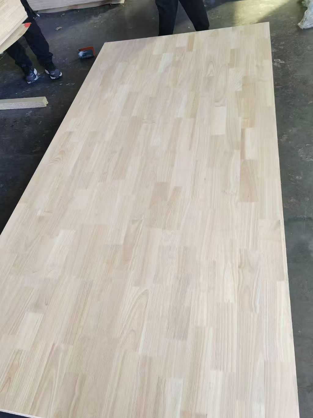 применяется технология пазловой сборки + обработка шинного дерева дезодорацией и сушкой