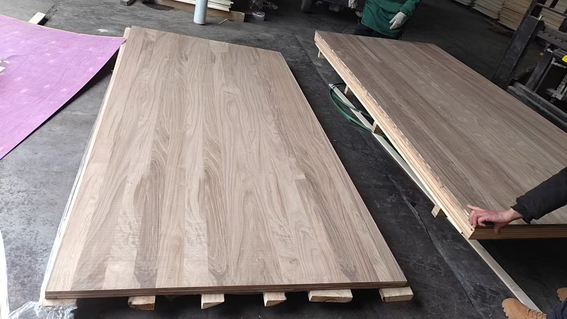 текстура сопоставима с натуральным ореховым деревом, но с более выгодной закупочной стоимостью