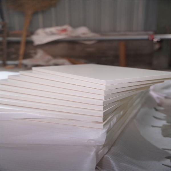 Оптовая сосновая края-клеиваемая панель с водной белой краской E0/E1 класса настраиваемый размер для мебели