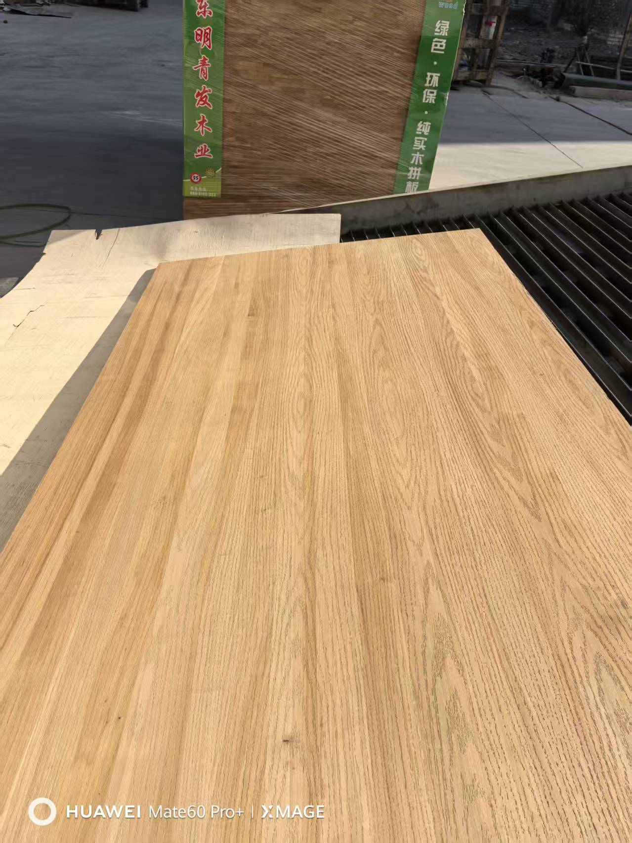 основа из тополя в сочетании с тиснением, износостойкая и устойчивая к царапинам поверхность, легко режется, шлифуется и окрашивается