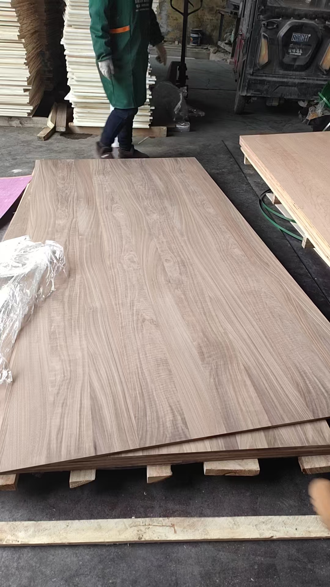 текстура сопоставима с натуральным ореховым деревом, но с более выгодной закупочной стоимостью