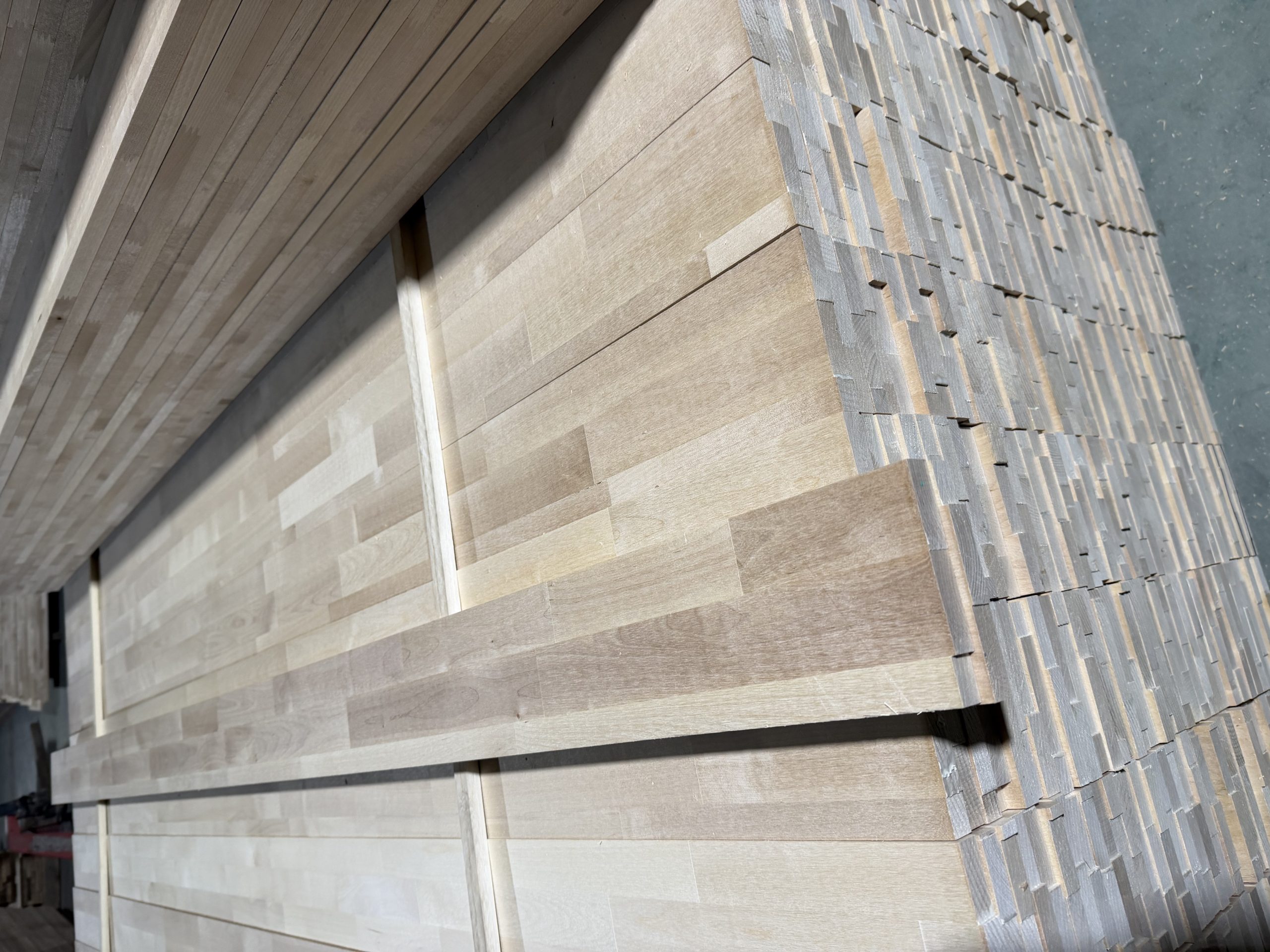 Берёзовый мраморный зубец указывает на различные размеры деревянных плит, которые могут быть изготовлены для отделки мебели