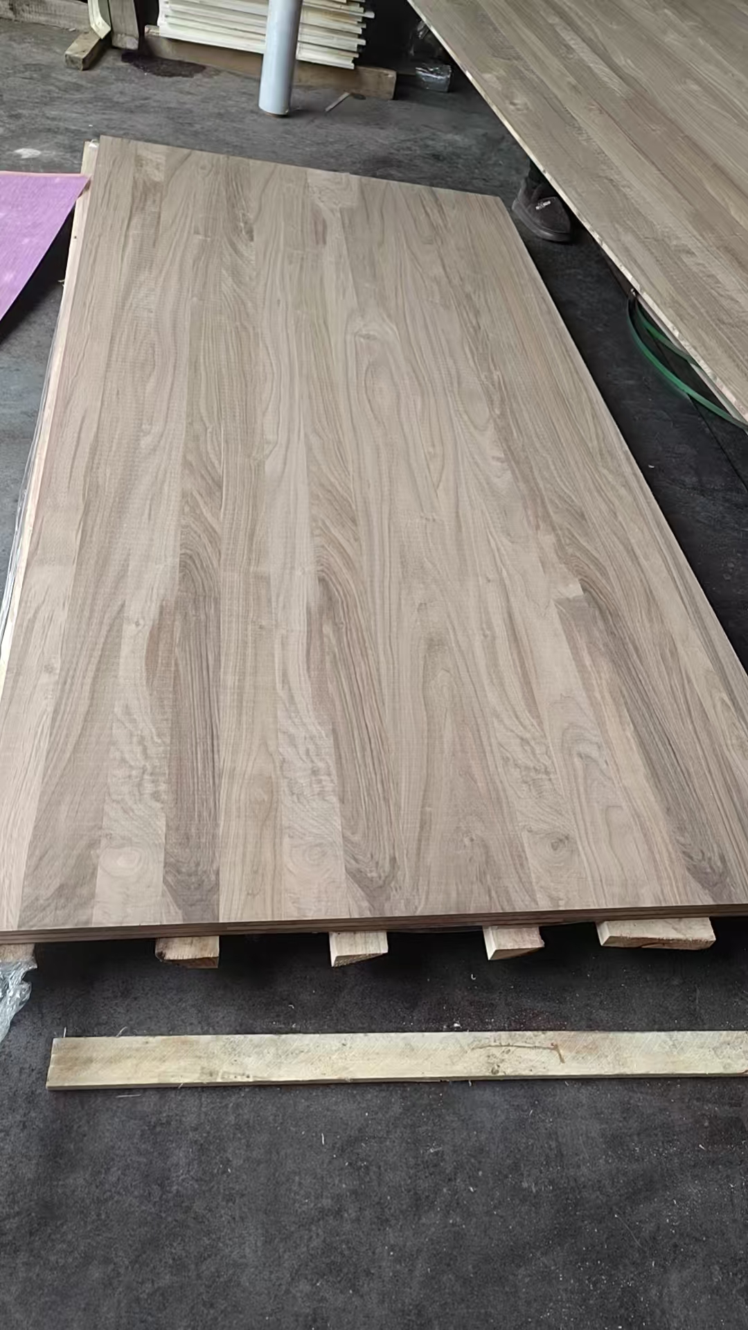 текстура сопоставима с натуральным ореховым деревом, но с более выгодной закупочной стоимостью