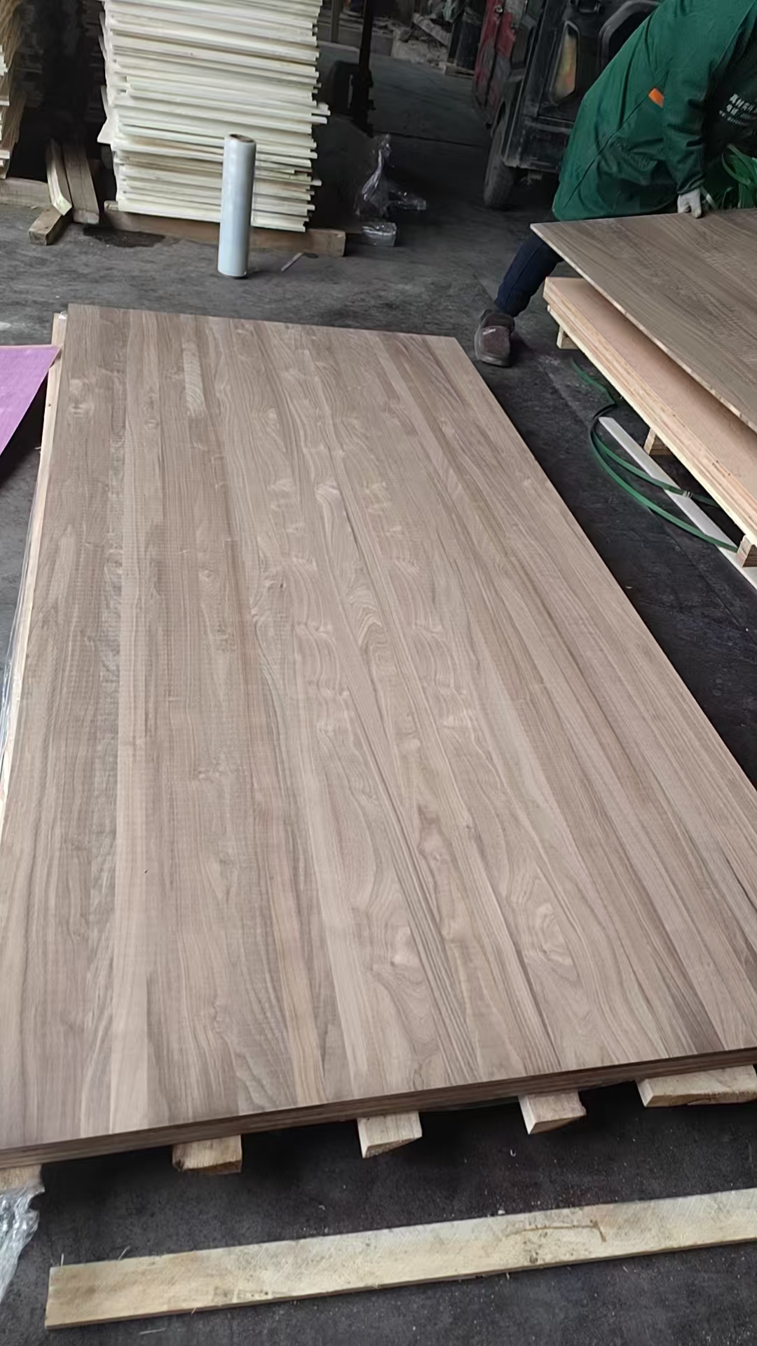 текстура сопоставима с натуральным ореховым деревом, но с более выгодной закупочной стоимостью