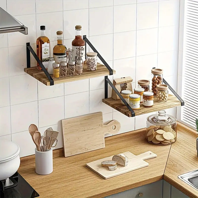 Деревянные карнизы, прямоугольные перегородки в гостиной, стенные полки в одной слово