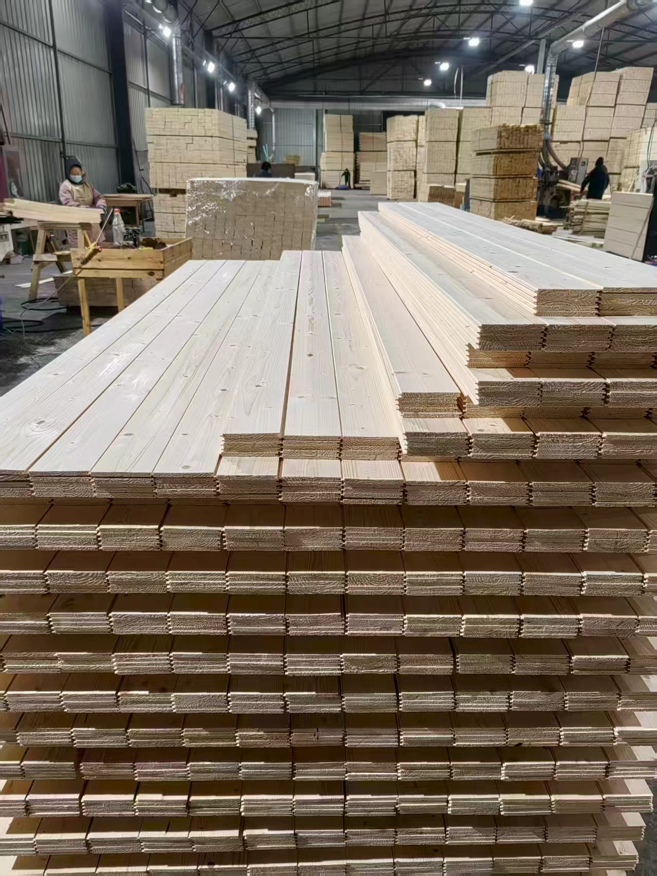 Высококачественные экологичные стеновые панели из ели легко резать, резать, шлифовать и могут использоваться для создания декоративных поверхностей нестандартных форм и других креативных дизайнерских решений.