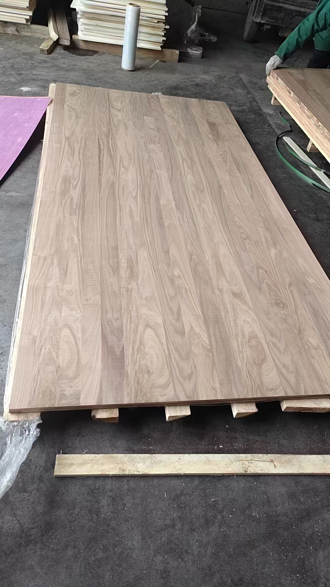 текстура сопоставима с натуральным ореховым деревом, но с более выгодной закупочной стоимостью